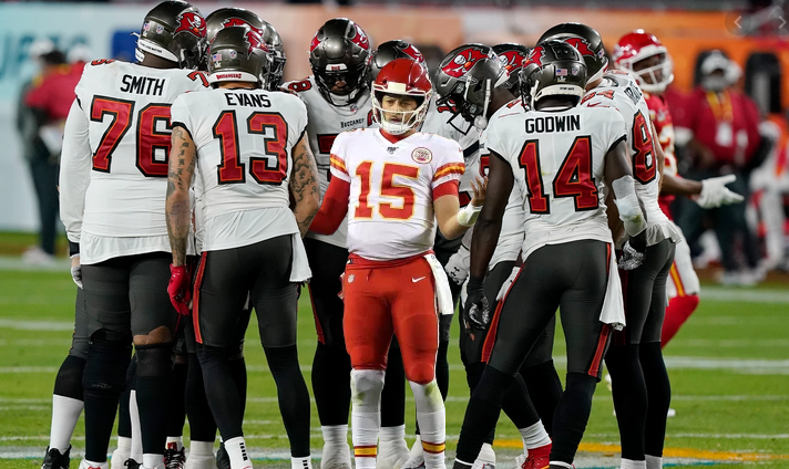 Patrick Mahomes surrounded by Tampa Bay players